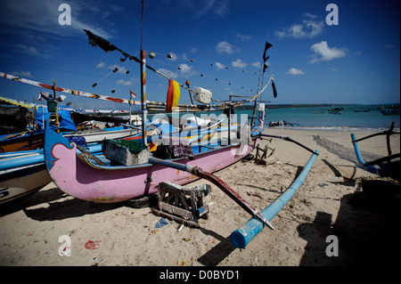 Un petit pêcheur traditionnel balinais bateau local sur la plage de Jimbaran près du marché aux poissons. Aussi connu comme jukong. Banque D'Images