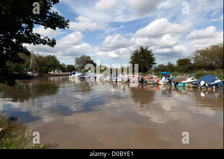 Grand angle de vue de la rivière Stour à Sandwich, avec une gamme de bateaux amarrés le long de la banque Banque D'Images