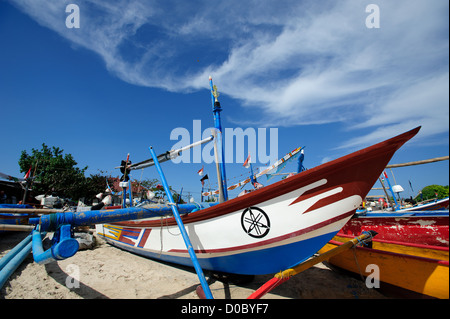 Un petit pêcheur traditionnel balinais bateau local sur la plage de Jimbaran près du marché aux poissons. Aussi connu comme jukong. Banque D'Images