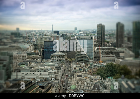 Vue sur Londres pour le Barbican Centre et le post office tower avec split focus Banque D'Images