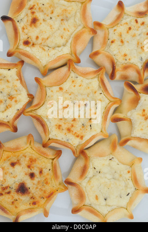 La Sardaigne. L'Italie. Coccoi prena, petites tartelettes faites à l'aide de fromage doux, pomme de terre, menthe, l'huile, et la farine. Banque D'Images