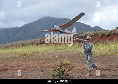 Un soldat américain a part-lance un petit véhicule aérien appelé un drone Puma lors de la formation, 14 novembre 2012 à Schofield Barracks, à Hawaï. Banque D'Images