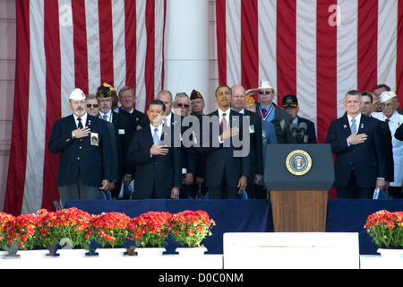 Le président américain Barack Obama affirme que le serment d'allégeance au cimetière national d'Arlington commémorant la Journée des anciens combattants, le 11 novembre 2012 à Arlington, Virginie. Banque D'Images