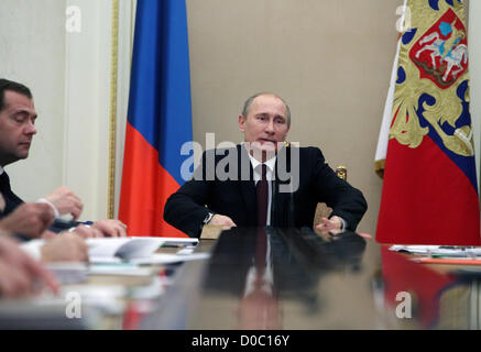 Le 21 novembre 2012 - Moscou, Russie - novembre 21,2012.MOSCOU,RUSSIE. Sur la photo : le président russe Vladimir Poutine et le premier ministre Dmitri Medvedev (l)au Conseil de sécurité de la Fédération de Russie session à Moscou. (Crédit Image : © La Société Vasenin ZUMAPRESS.com)/PhotoXpress/ Banque D'Images