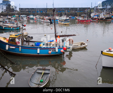 Mevagissey, Cornwall. Le port intérieur de la pittoresque village de pêcheurs sur la côte sud des Cornouailles). Banque D'Images