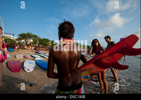 Autre nationalité surfers , pendant un service commémoratif pour marquer le 10e anniversaire de l'attaque terroriste à Bali . Banque D'Images