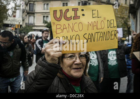 Barcelone, Espagne. 22 novembre 2012. Femme pour protester contre les procédures d'expulsion d'hypothèques et de l'UCI -Banco Santander banque crédit-. Crédit : esteban mora / Alamy Live News Banque D'Images