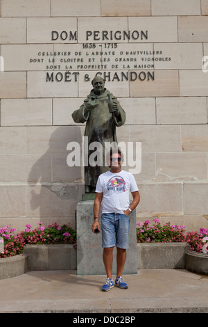 Sous le coup de tourisme statue de Dom Pérignon Moët et Chandon Maison de Champagne, Epernay, France Banque D'Images