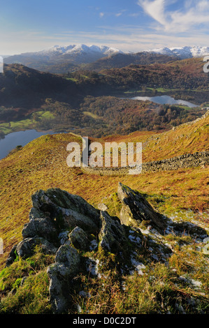 Vue du Nab sur cicatrice Rydal Water et Grasmere vers enneigés des montagnes de Coniston dans le Lake District Banque D'Images