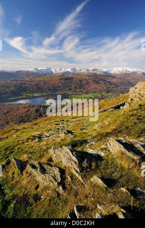 Vue du Nab cicatrice Grasmere tranquille et distant sur une montagne dans le Lake District Banque D'Images