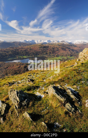 Vue du Nab cicatrice Grasmere tranquille et distant sur une montagne dans le Lake District Banque D'Images