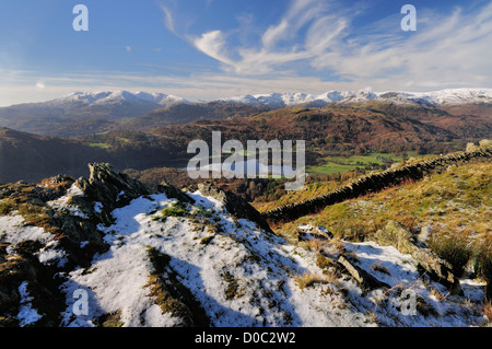 Vue sur Grasmere du Nab cicatrice vers enneigés des monts dans le Lake District Banque D'Images