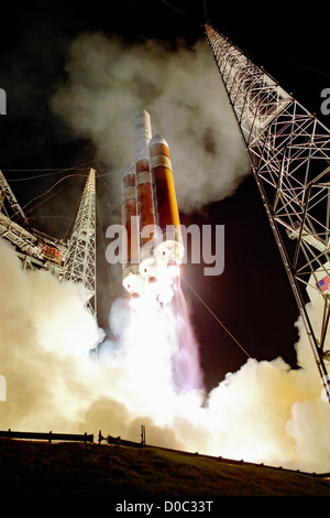 Une fusée Delta IV Heavy-fusée la plus importante du monde 23e lance missile Defense Support Program Dernier avertissement-chaînes dans l'espace Banque D'Images