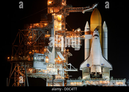 La navette Discovery est sur le point de lancer sur sa dernière mission, STS-133, la nuit avant sa première tentative. Banque D'Images