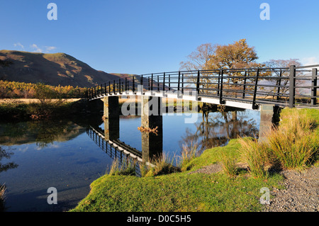 Les Chinois Pont sur la rivière Derwent sur une calme journée d'automne, à l'aide de Cat Bells en arrière-plan, de Lake District Banque D'Images