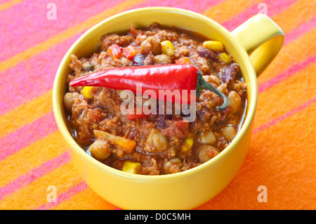 Chili con carne dans un bol avec le piment rouge Banque D'Images