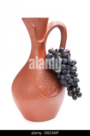 Pot en argile traditionnel pour le vin avec grappe de raisins Banque D'Images