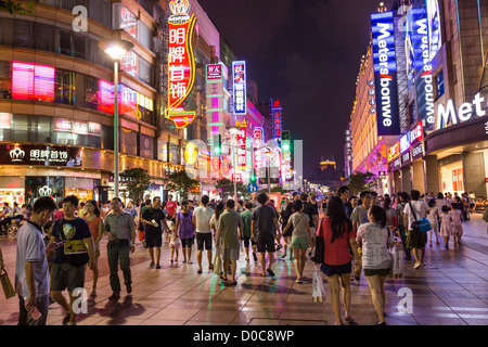 Les gens magasinent sur Nanjing East Road, à Shanghai, Chine. Banque D'Images