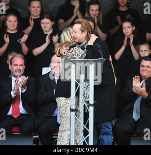 Julian Lenn et Cynthia Lenn Julian Lenn dévoile le monument de la paix européenne à Liverpool pour célébrer John Lenn's th Banque D'Images