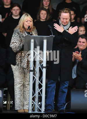 Julian Lennon et Cynthia Lennon Julian Lennon dévoile le monument de la paix européenne à Liverpool pour célébrer le 70e John Lennon Banque D'Images