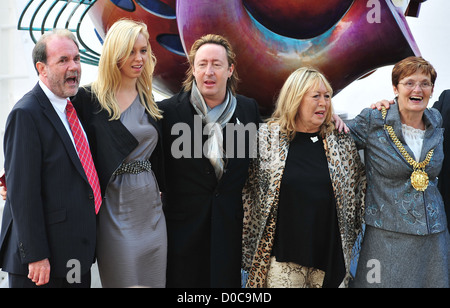 Lauren Voiers, Julian Lennon et Cynthia Lennon Julian Lennon dévoile le monument de la paix européenne à Liverpool pour célébrer John Banque D'Images