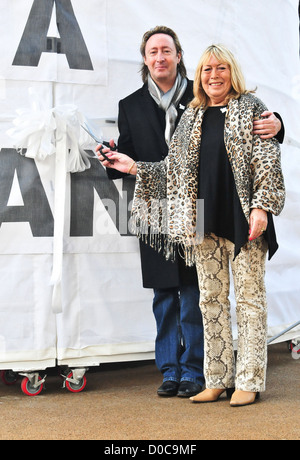 Julian Lennon et Cynthia Lennon Julian Lennon dévoile le monument de la paix européenne à Liverpool pour célébrer le 70e John Lennon Banque D'Images