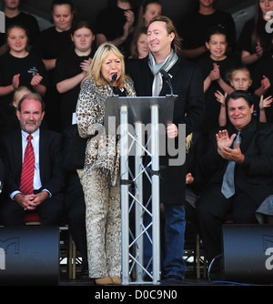 Julian Lennon et Cynthia Lennon Julian Lennon dévoile le monument de la paix européenne à Liverpool pour célébrer le 70e John Lennon Banque D'Images