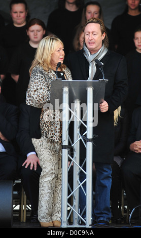 Julian Lennon et Cynthia Lennon Julian Lennon dévoile le monument de la paix européenne à Liverpool pour célébrer le 70e John Lennon Banque D'Images