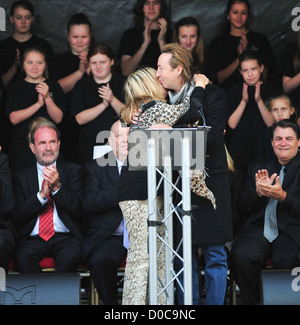 Julian Lennon et Cynthia Lennon Julian Lennon dévoile le monument de la paix européenne à Liverpool pour célébrer le 70e John Lennon Banque D'Images