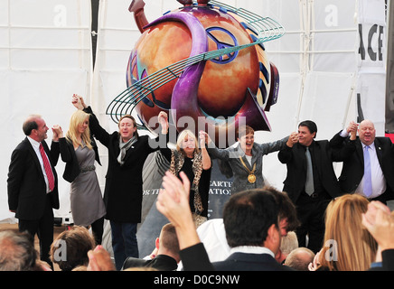 Lauren Voiers, Julian Lennon et Cynthia Lennon Julian Lennon dévoile le monument de la paix européenne à Liverpool pour célébrer John Banque D'Images