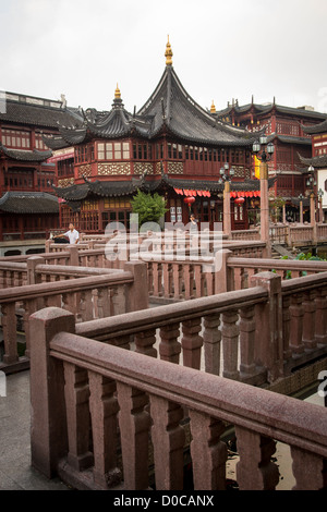 Le zigzag pont menant à la maison de thé Huxinting dans Jardins Yu Yuan Shanghai, Chine Banque D'Images