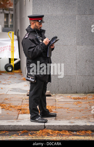 London City traffic warden écrit uniforme ticket de parking PCN amende contravention pour Iveco Stralis 450 Camion Camion blanc Banque D'Images