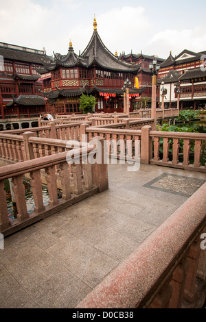 Le zigzag pont menant à la maison de thé Huxinting dans Jardins Yu Yuan Shanghai, Chine Banque D'Images