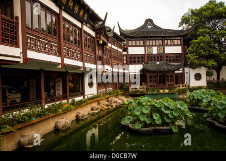 Vue de la maison de thé Huxinting dans Jardins Yu Yuan Shanghai, Chine Banque D'Images