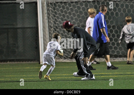 David Beckham avec son fils Cruz David Beckham joue avec ses deux fils, Romeo et Cruz, au cours de la mi-temps de Brooklyn Banque D'Images