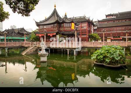 Vue de la maison de thé Huxinting dans Jardins Yu Yuan Shanghai, Chine Banque D'Images