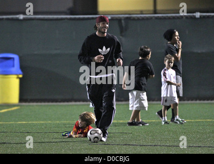 David Beckham avec son fils Romeo David Beckham joue avec ses deux fils, Romeo et Cruz, au cours de la mi-temps de Brooklyn Banque D'Images