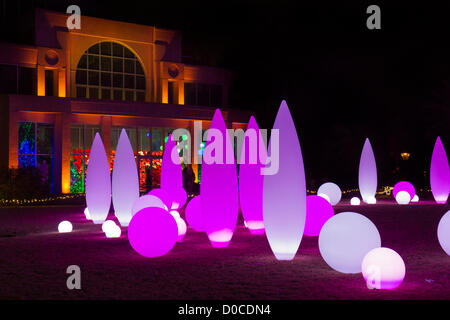 Jardin Botanique d'Atlanta (Géorgie, USA) a lancé maison de lumières de Noël le 19 novembre 2012. Décorations d'éclairage fascinant avec accompagnement musical sont placées sur le domaine et attirent des milliers de visiteurs. L'événement se poursuivra jusqu'au 5 janvier 2013. Banque D'Images