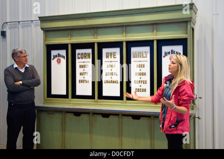 Tour Guide Parlant des céréales utilisées dans la fabrication de whisky Bourbon Jim Beam Distillery in Clermont, New York Banque D'Images