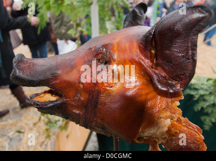 Une tête de porc rôti à l'alimentation médiévale festival tenu dans la propriété de Ludlow castle Shropshire Banque D'Images