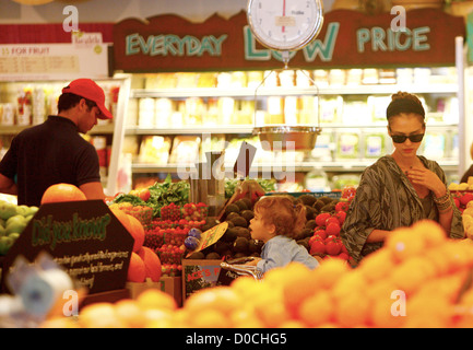 Jessica Alba Cash Warren et leur fille Marie Hor aller faire les courses à Whole Foods à Beverly Hills Beverly Banque D'Images