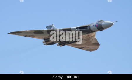 Avro Vulcan XH558 alimenté par quatre moteurs Rolls-Royce Olympus en vol Banque D'Images