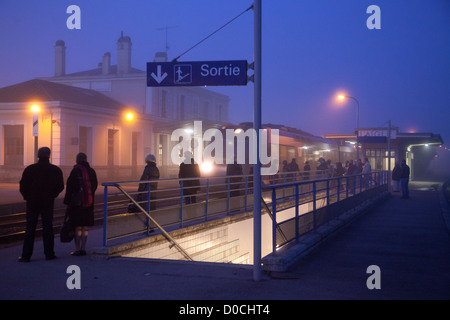 Les passagers qui attendent SUR LE QUAI DE LA GARE DE L'AIGLE POUR LE TRAIN INTERCITY DE LES PRENDRE AU TRAVAIL ORNE (61) FRANCE Banque D'Images