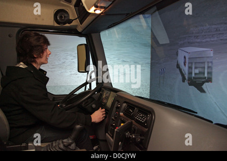 En étudiant le LOGICIEL AUTOMOBILE ÉTUDIANT DANS LE TRANSPORT ROUTIER SUR SIMULATEUR DE CONDUITE 42ÈME OLYMPIADES DES MÉTIERS EN BRETAGNE RENNES Banque D'Images