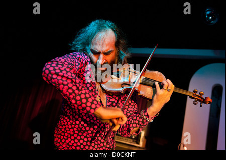 Warren Ellis en spectacle avec son groupe de rock alternatif Dirty Three au Glee Club, Birmingham 20 novembre 2012. Banque D'Images