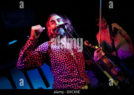 Warren Ellis en spectacle avec son groupe de rock alternatif Dirty Three au Glee Club, Birmingham 20 novembre 2012. Banque D'Images