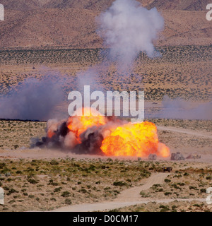 Explosion massive de la détonation d'une charge de Déminage Banque D'Images