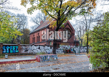 Mur couvert de graffitis à côté de la chapelle du cimetière de l'Friedhof der Gemeinde Sophien, Mitte, Berlin Banque D'Images