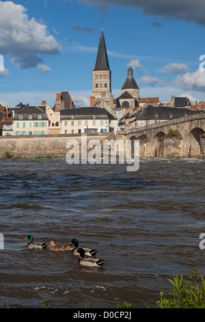 Ville LA-CHARITE-SUR-LOIRE VIEUX PONT L'ÉGLISE NOTRE-DAME QUAIS CLASSÉS AU PATRIMOINE MONDIAL DE L'UNESCO SITE Nièvre (58) bourgogne france Banque D'Images