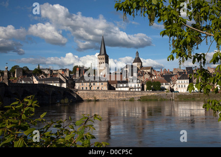 Ville LA-CHARITE-SUR-LOIRE VIEUX PONT L'ÉGLISE NOTRE-DAME QUAIS CLASSÉS AU PATRIMOINE MONDIAL DE L'UNESCO SITE Nièvre (58) bourgogne france Banque D'Images